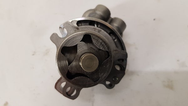 &Ouml;ljypumppu (YAMAHA YZF250 2004) 5SG-13300-01-00