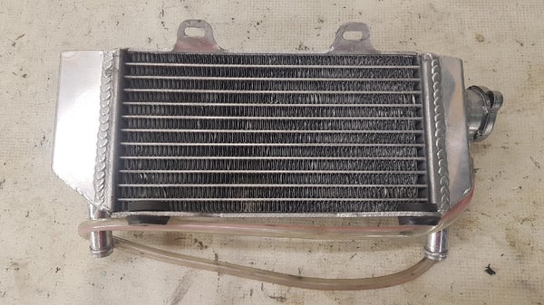 J&auml;&auml;hdytin oik. (HONDA CRF250 2005) 19010-KRN-731