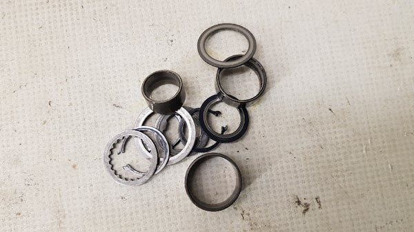 Vaihteiston sokkia ja heloja (Honda CRF250 2005)