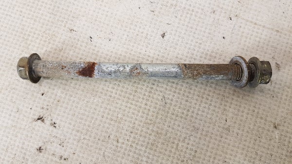 Moottorin kiinnityspultti  (10X138) (Honda CRF250 2005)  90116-KW3-000