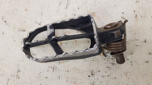 Footrest 1 (5NL1)  (Yamaha YZF250 2001) 5ET-27411-00-00